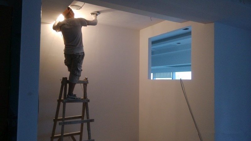 家裝時(shí)，乳膠漆涂刷好還是噴涂好？